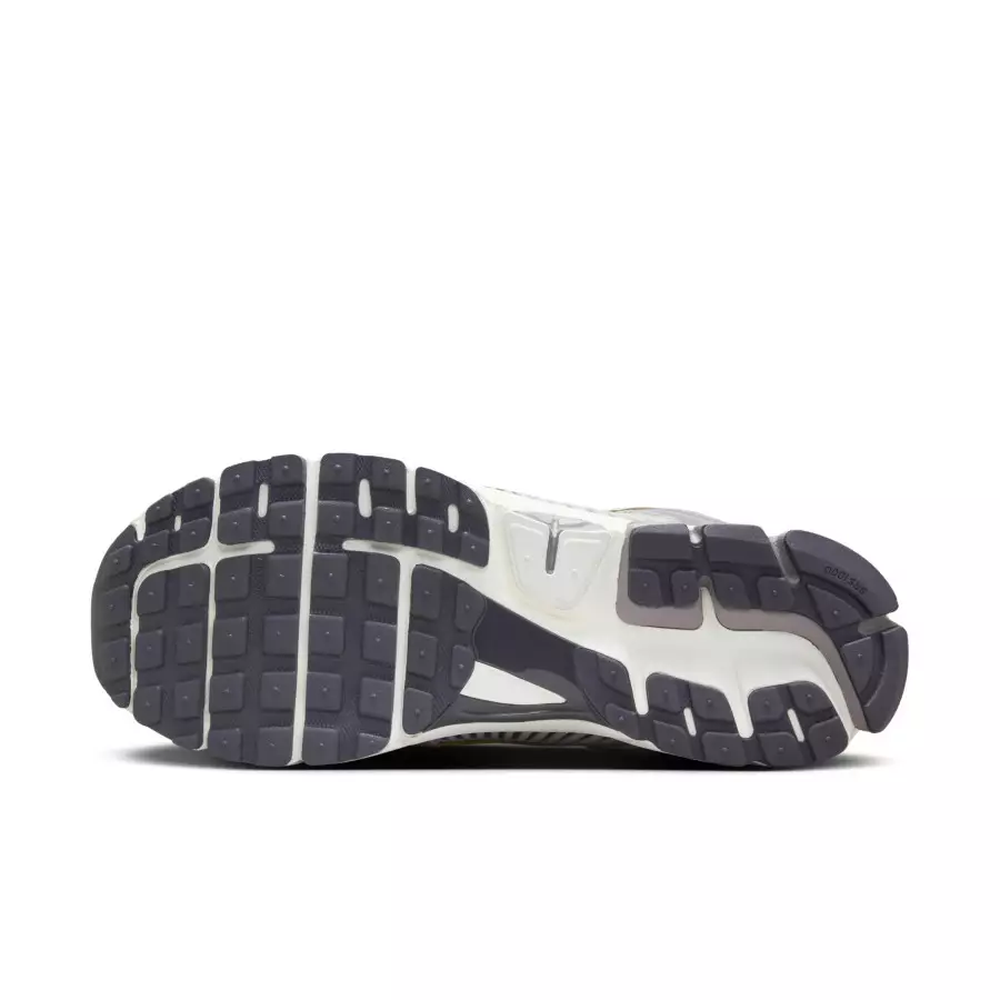 Nike-Zoom-Vomero-5-Platinum-Violet-HQ3643-019-1