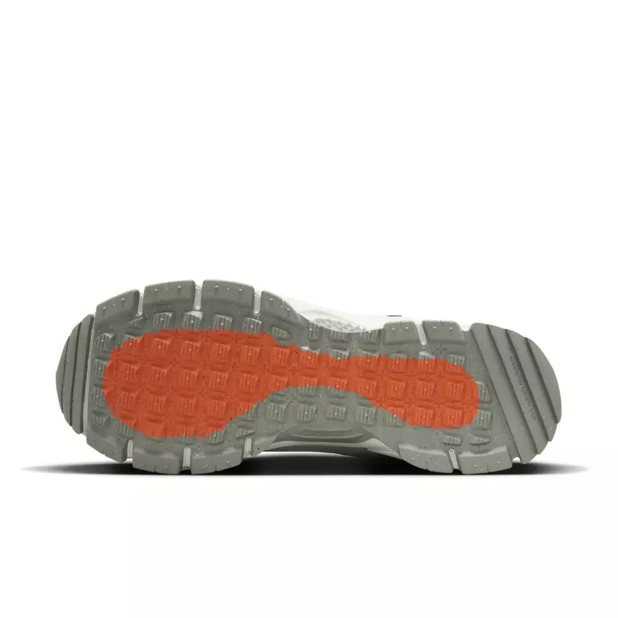 Nike-Zoom-Vomero-5-Roam-Black-Light-Silver-FV2295-001-1