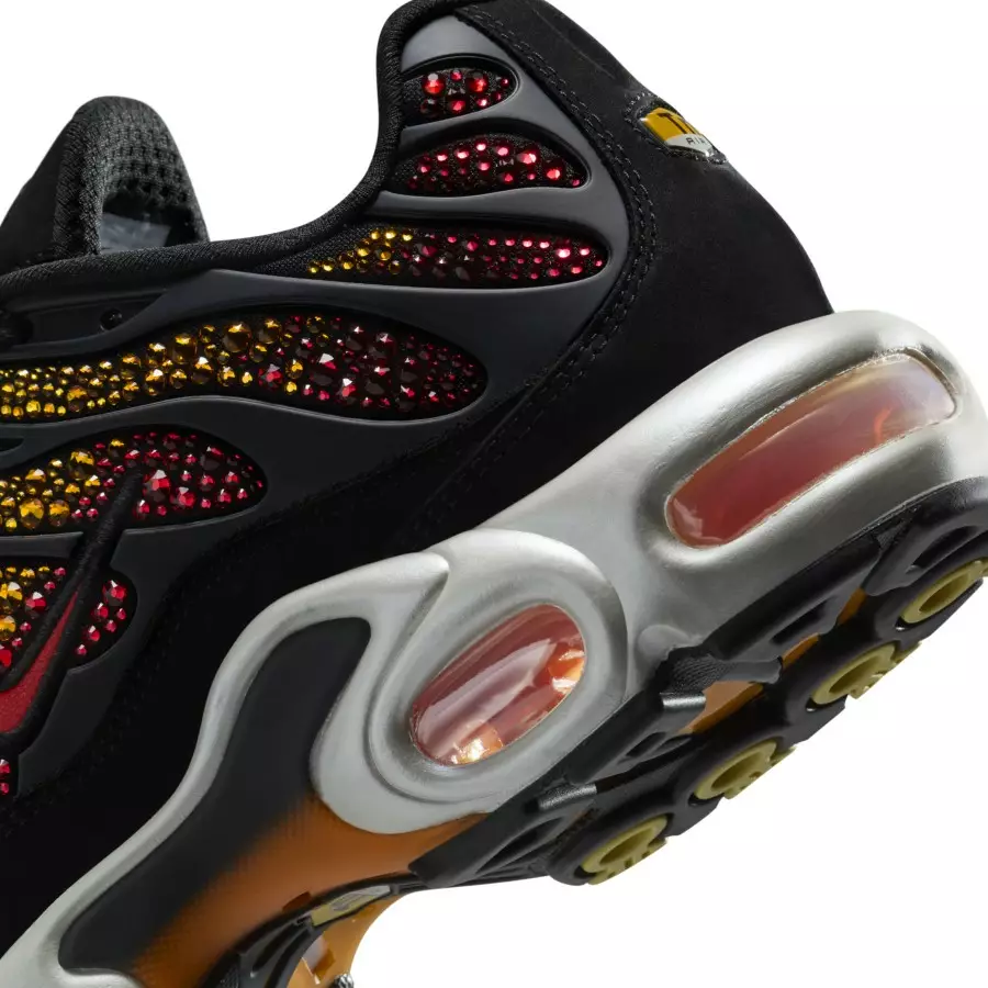 Swarovski-x-Nike-Air-Max-Plus-Pimento-FZ9042-001-7