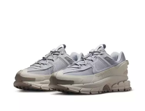 La Nike Vomero 5 Roam en mode randonnée estivale avec le coloris « Wolf Grey/Sanddrift »