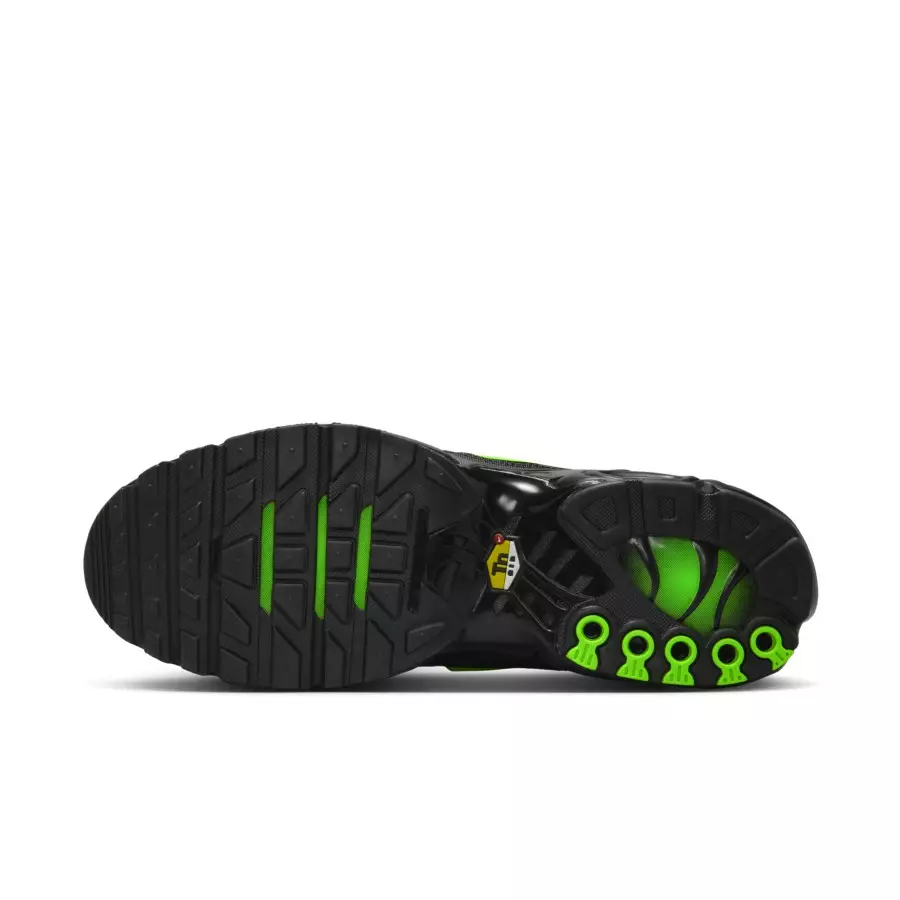 Nike-Air-Max-Plus-Green-Strike-DM0032-024-1
