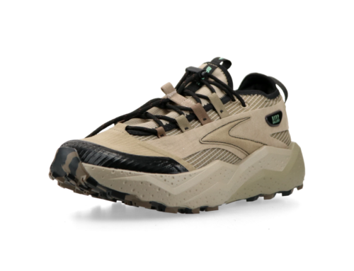 Nouveau Regard sur la Collaboration RSVP Gallery x Brooks Caldera 8 « Trench »